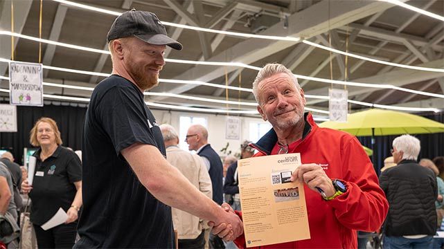 UngeCentrum og Red Barnet giver hånd på aftale