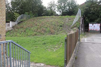 Før-billede af skråningen inden trapper