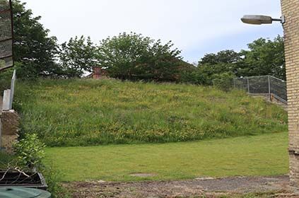 Før-billede af skråningen inden trapper